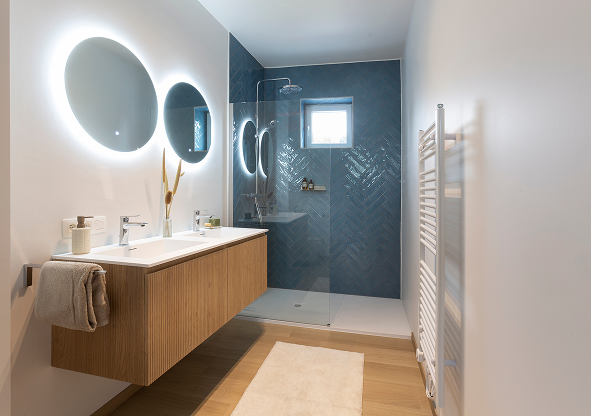 Élégance Naturelle : Salle de Bain Fraîche en Bleu et Bois